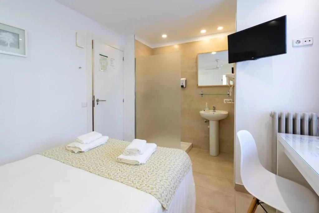 Camera doppia con balcone - 1 o 2 letti — Hostal Bonany