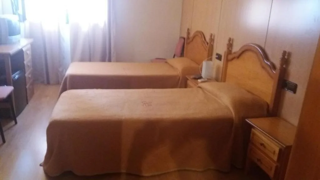 Quarto Duplo com cama extra - 2 camas — Hostal Bonaterra