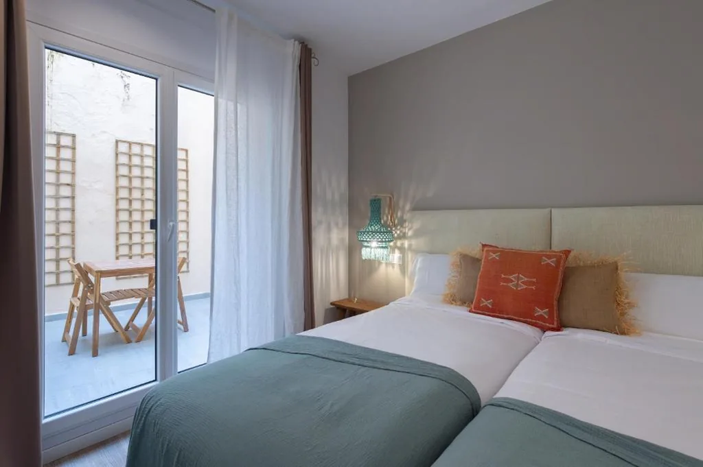 Habitación doble pequeña con patio interior — Hostal Boutique Es Portalet
