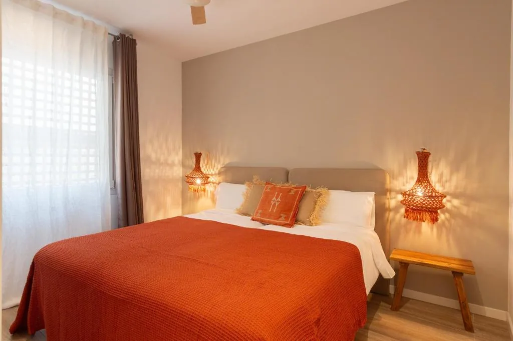 Habitación doble pequeña con vistas interiores — Hostal Boutique Es Portalet