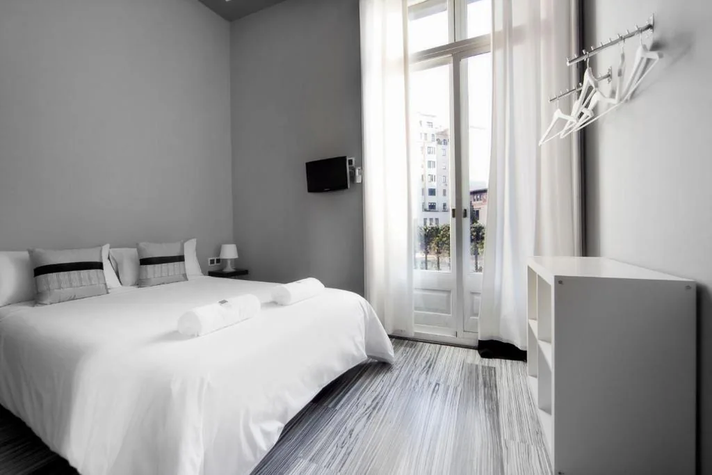 Habitación Doble con balcón - 1 o 2 camas — Hostal Boutique Khronos