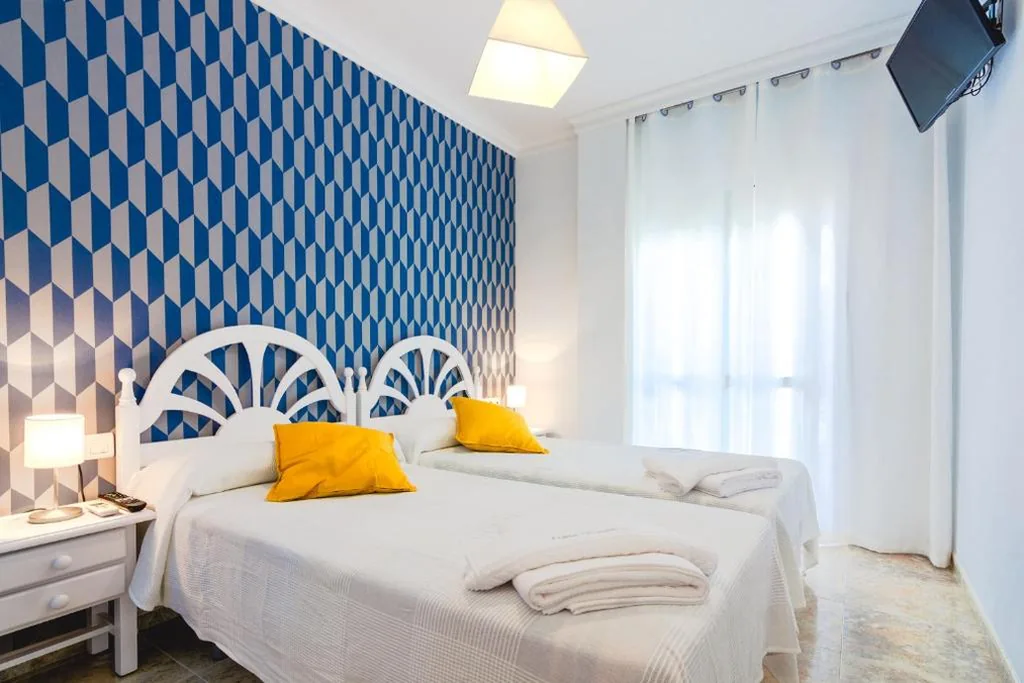Quarto Duplo com Casa de Banho - 2 Camas — Hostal Boutique Luna de Nerja OLIVE OIL FREE DEGUSTATION & SALE