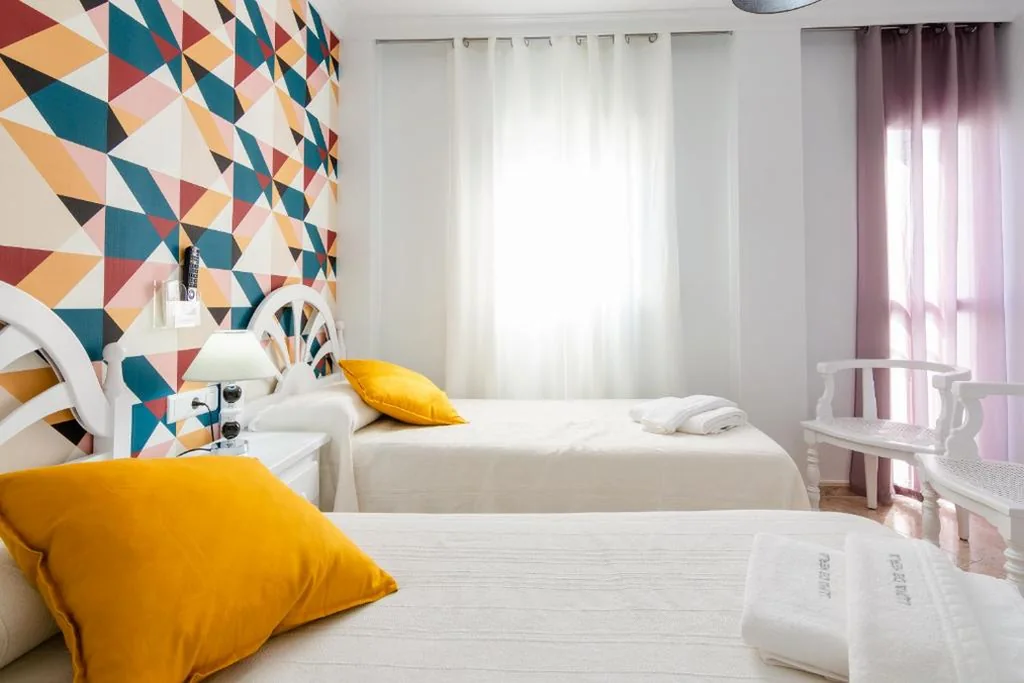 Quarto Duplo com Casa de Banho - 2 Camas — Hostal Boutique Luna de Nerja OLIVE OIL FREE DEGUSTATION & SALE