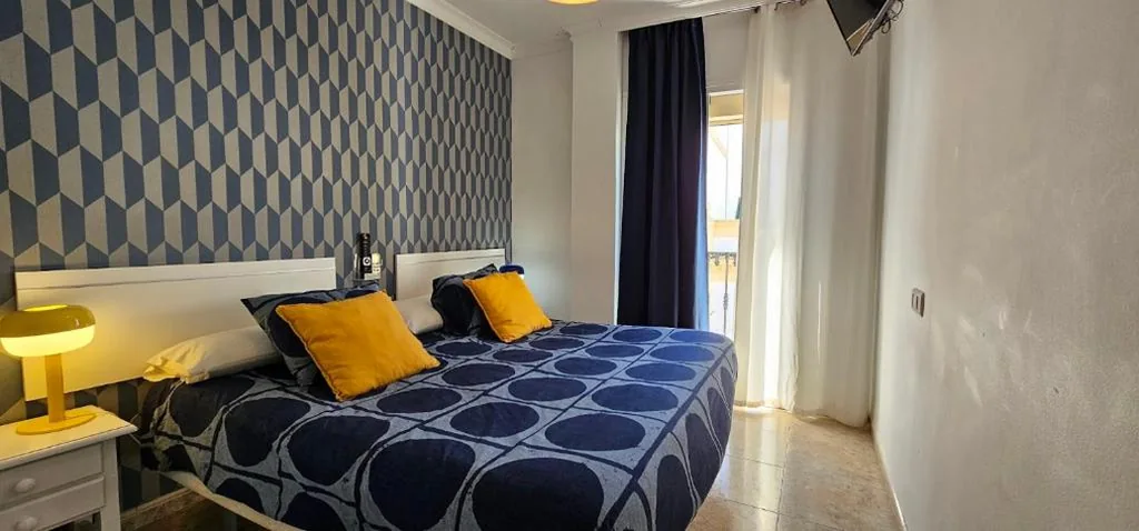 Quarto Duplo com Casa de Banho - 2 Camas — Hostal Boutique Luna de Nerja OLIVE OIL FREE DEGUSTATION & SALE