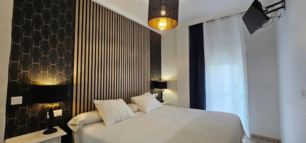 Quarto Duplo com Casa de Banho Privativa - 2 Camas — Hostal Boutique Luna de Nerja OLIVE OIL FREE DEGUSTATION & SALE
