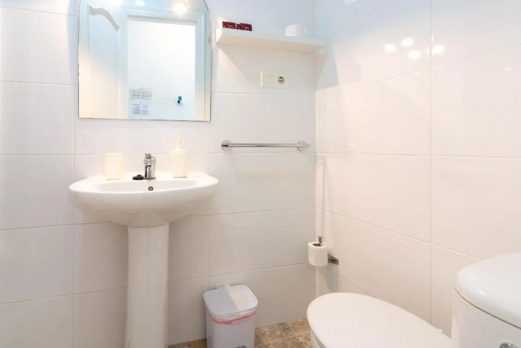 Quarto Duplo de 10 m² com Casa de Banho Privativa — Hostal Boutique Luna de Nerja OLIVE OIL FREE DEGUSTATION & SALE