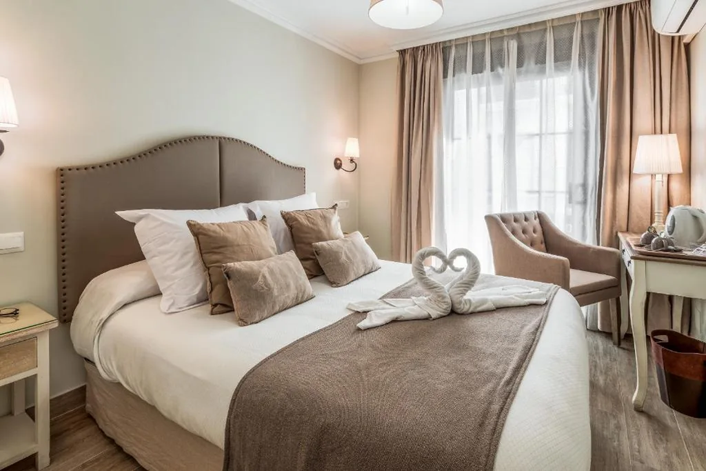 Tweepersoonskamer met balkon — Hostal Boutique Plaza Cantarero