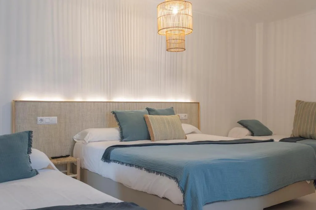 Chambre quadruple intérieure — Hostal Boutique Sa Nansa
