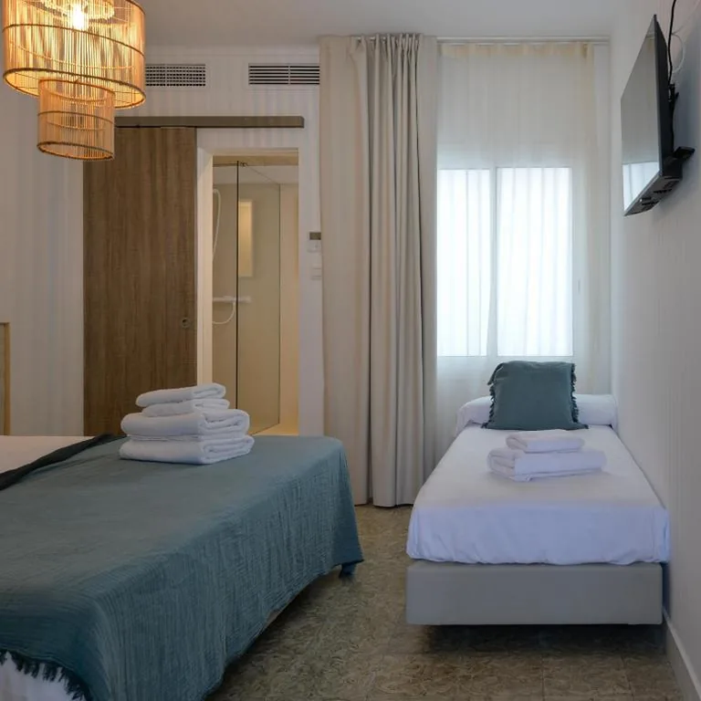 Chambre triple intérieure — Hostal Boutique Sa Nansa