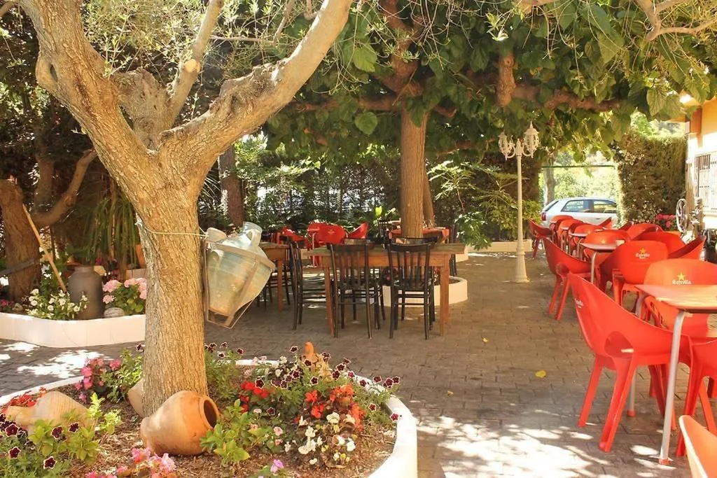 Chambre double avec salle de bains privative — Hostal Braseria Missamaroi