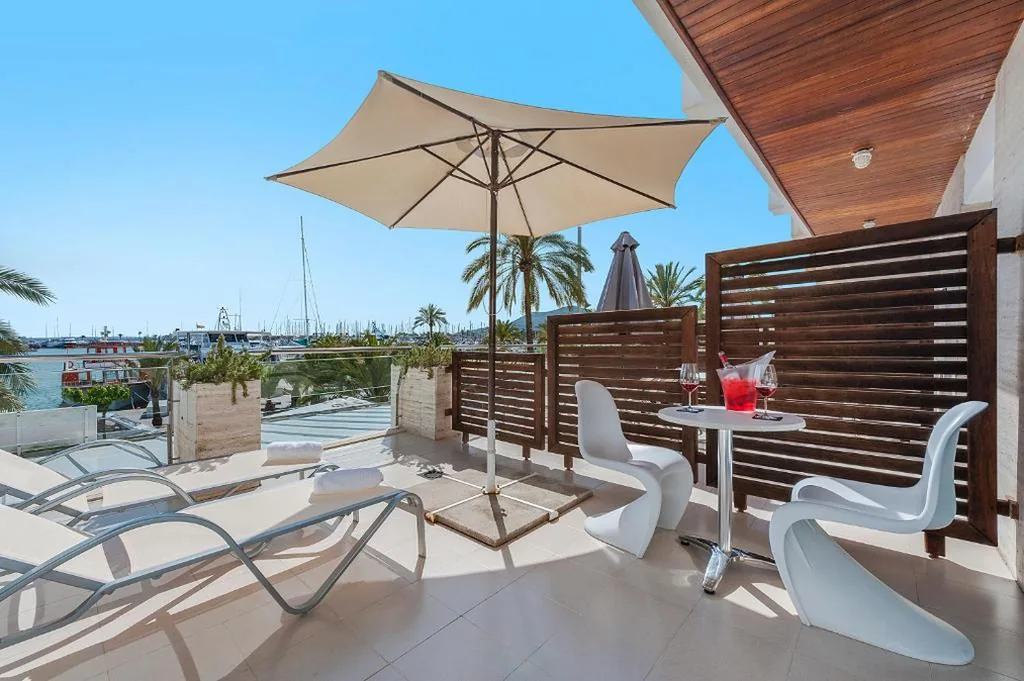 Doppelzimmer mit Terrasse und Meerblick – 2 Betten — Hostal Brisa Marina
