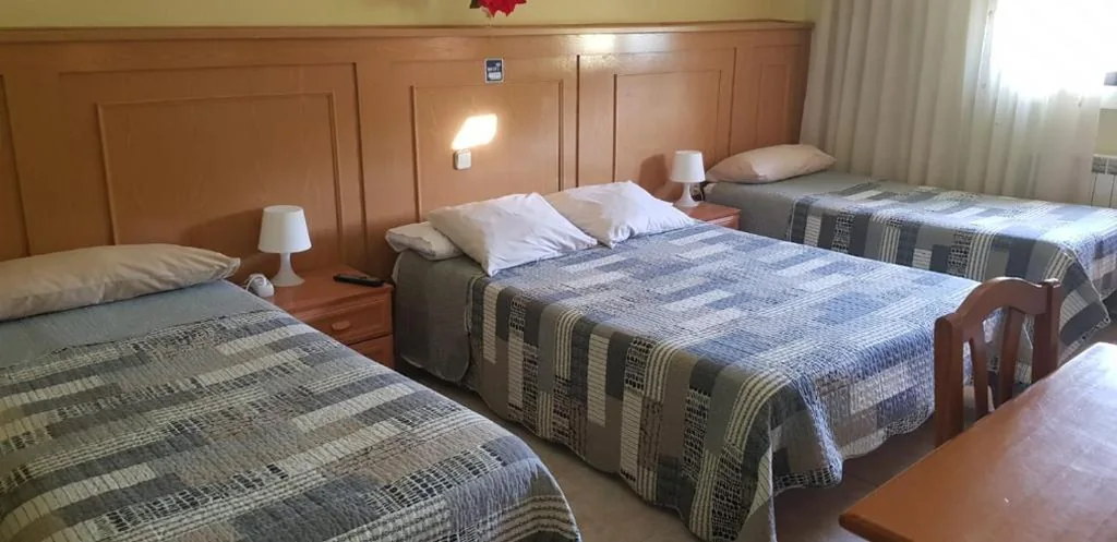 Habitación Cuádruple con baño privado — Hostal Brunete