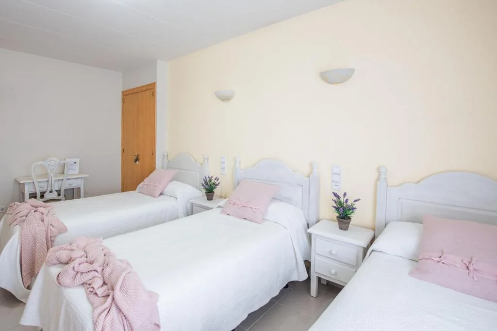 Quarto Triplo com Varanda — Hostal Buenos Aires