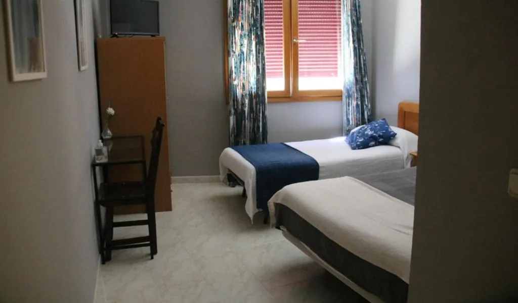 Basic driepersoonskamer — HOSTAL BURGALES