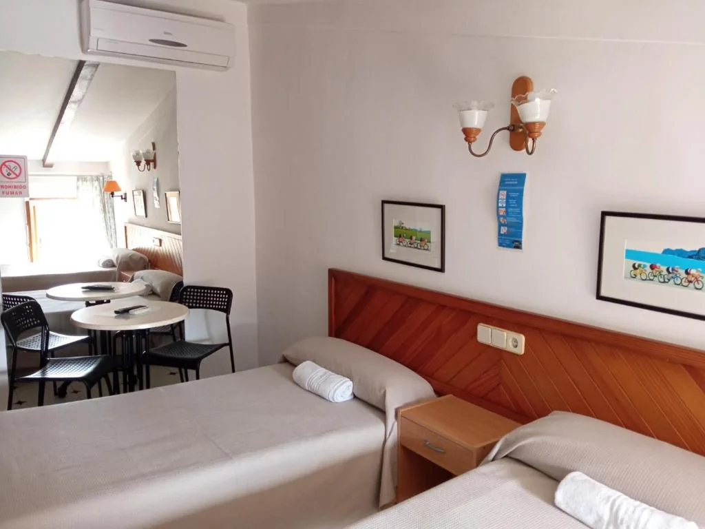 Quarto Duplo Económico - 2 camas — Hostal Ca'n Tiu