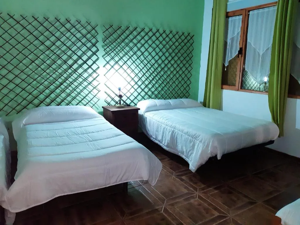 Habitación Triple con baño privado — Hostal Cabañeros