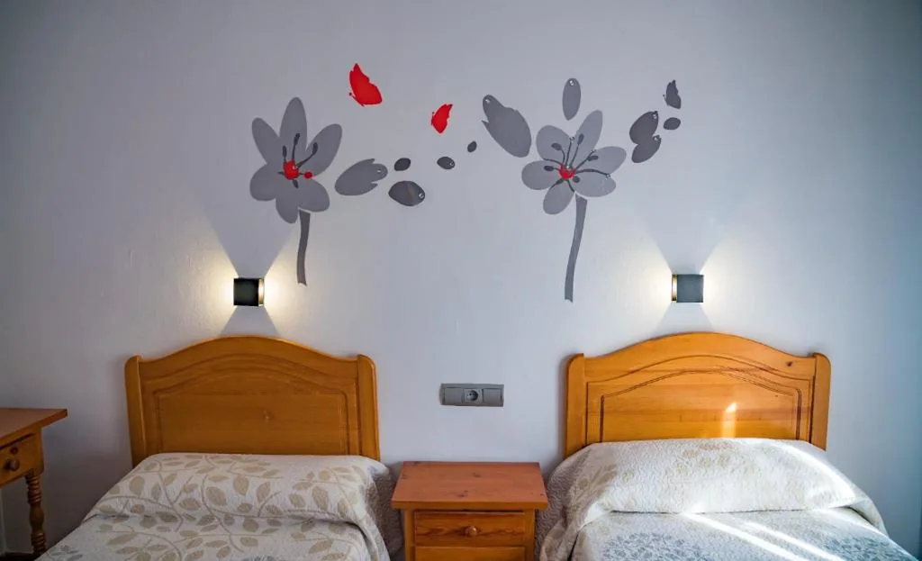 Habitación Doble - 2 camas — HOSTAL CACHE