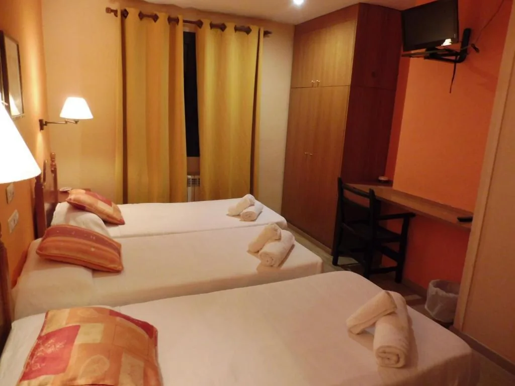 Chambre triple standard — Hostal Cal Batista