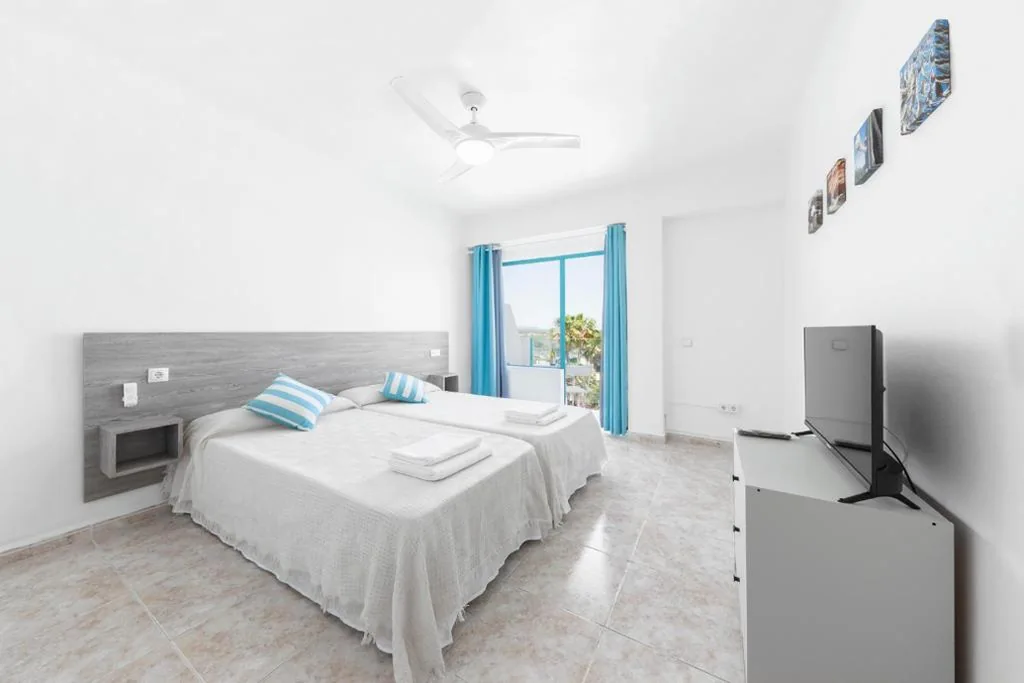 Habitación Doble — Hostal Cala Llombards