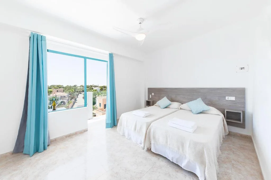 Hostal Cala Llombards