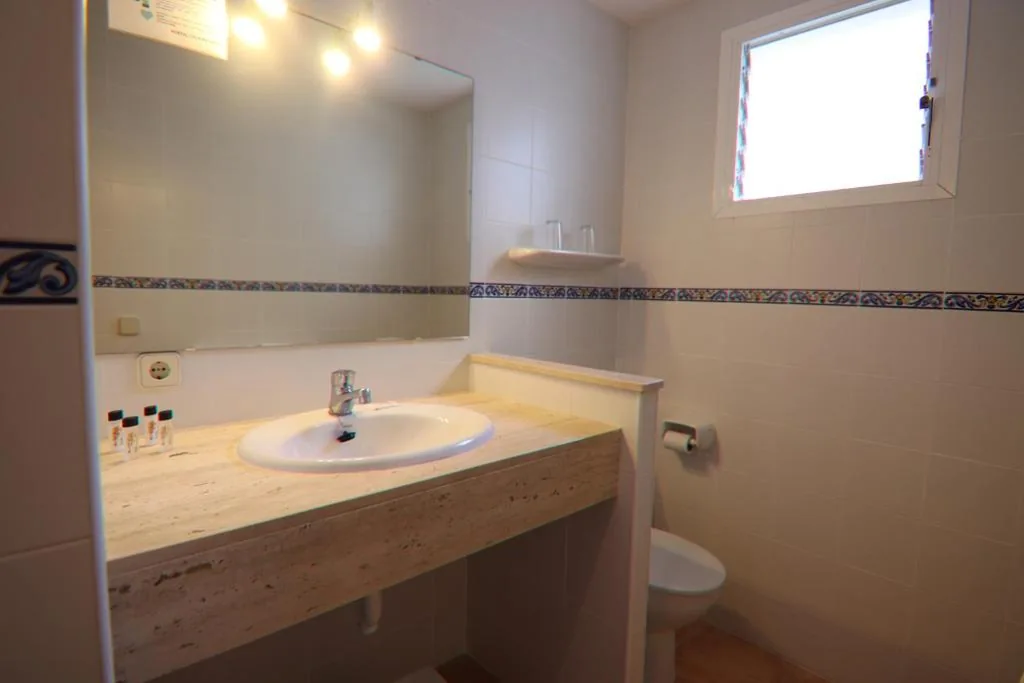 Habitación con cama grande y balcón — Hostal Cala Ratjada