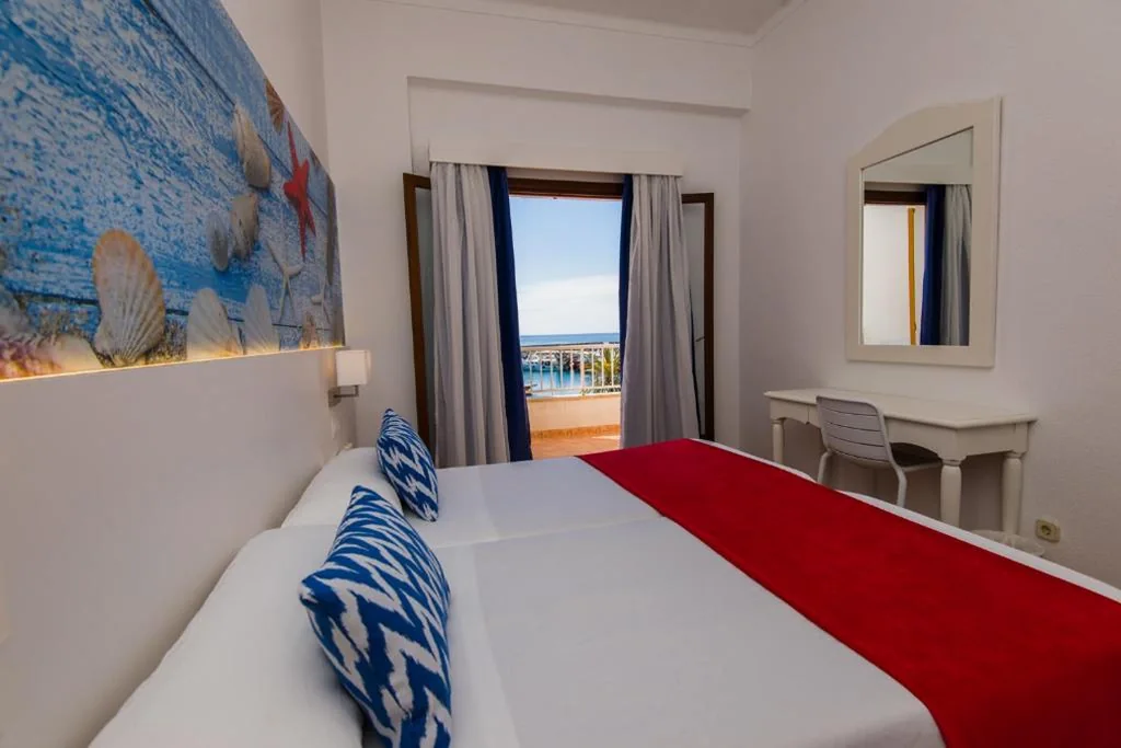 Habitación Doble con vistas al mar — Hostal Cala Ratjada