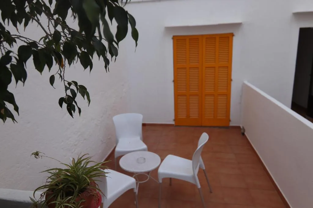 Habitación Triple con aire acondicionado — Hostal Cala Ratjada