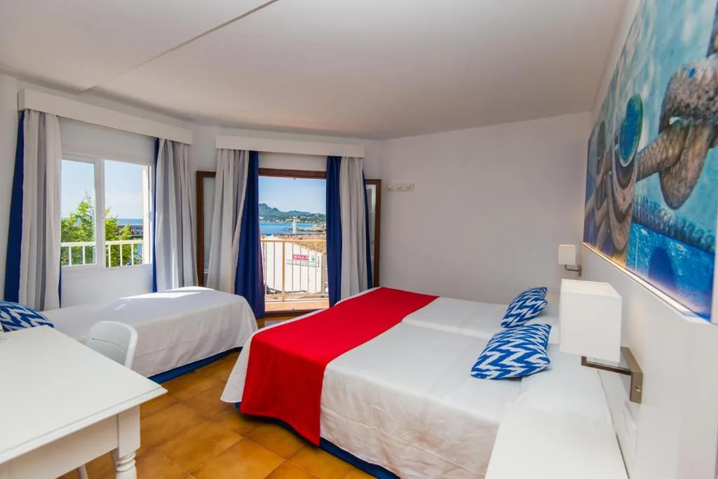 Habitación Triple con vistas al mar — Hostal Cala Ratjada