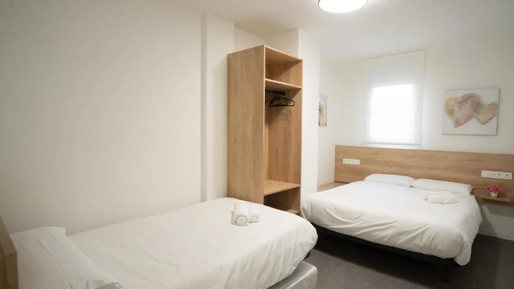 Habitación Deluxe (2 adultos + 1 niño) — Hostal Calaya