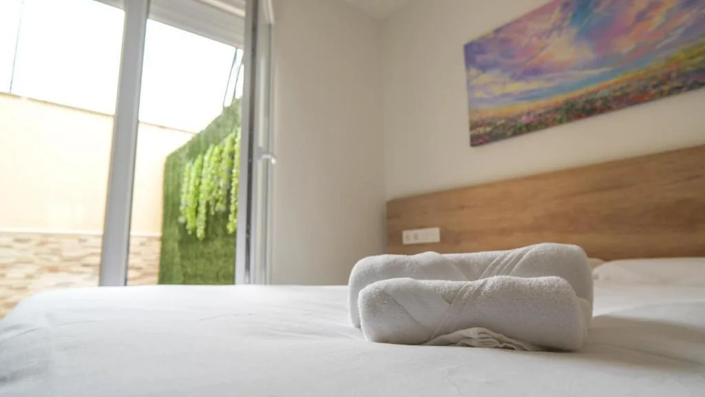 Habitación Doble con terraza - 1 o 2 camas — Hostal Calaya