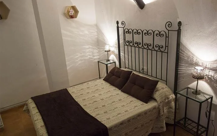 Quarto com cama de casal e varanda — Hostal Calderon Cuenca