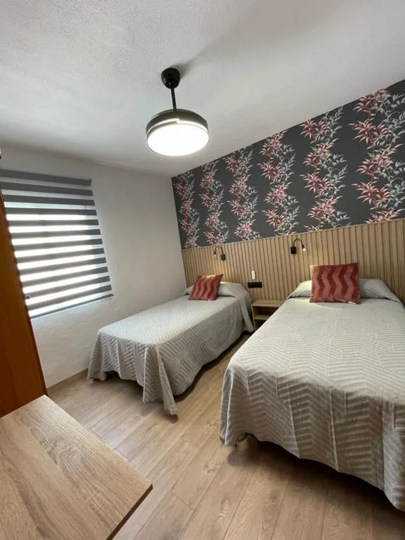 Habitación Doble Estándar - 2 camas — Hostal Calderón de la Barca