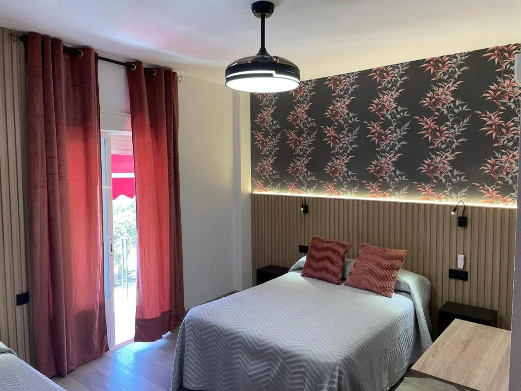 Habitación Triple — Hostal Calderón de la Barca