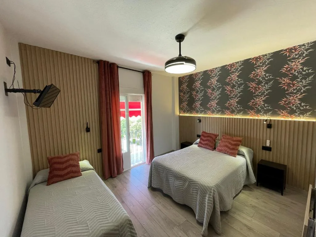 Habitación Triple — Hostal Calderón de la Barca
