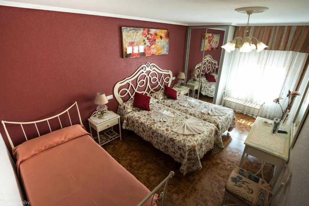Habitación Triple con baño privado — Hostal Camino de Santiago