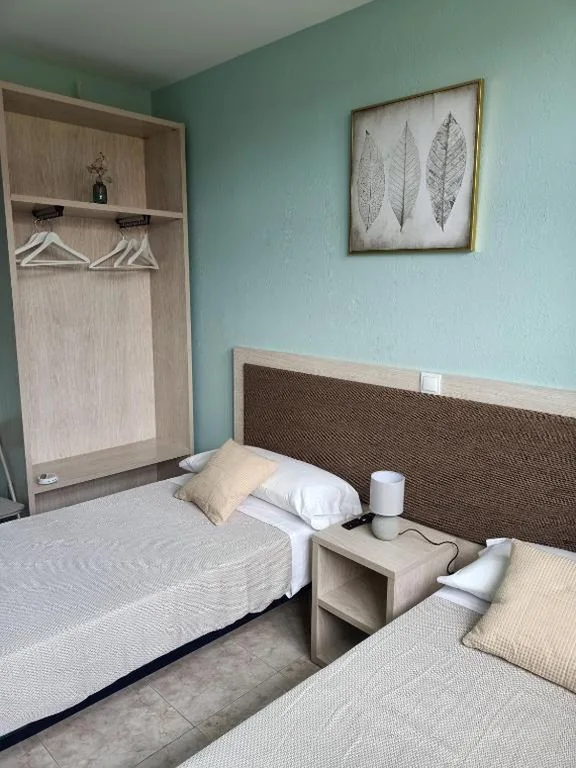 Quarto Duplo com casa de banho privativa - 2 camas — Hostal Camino micológico