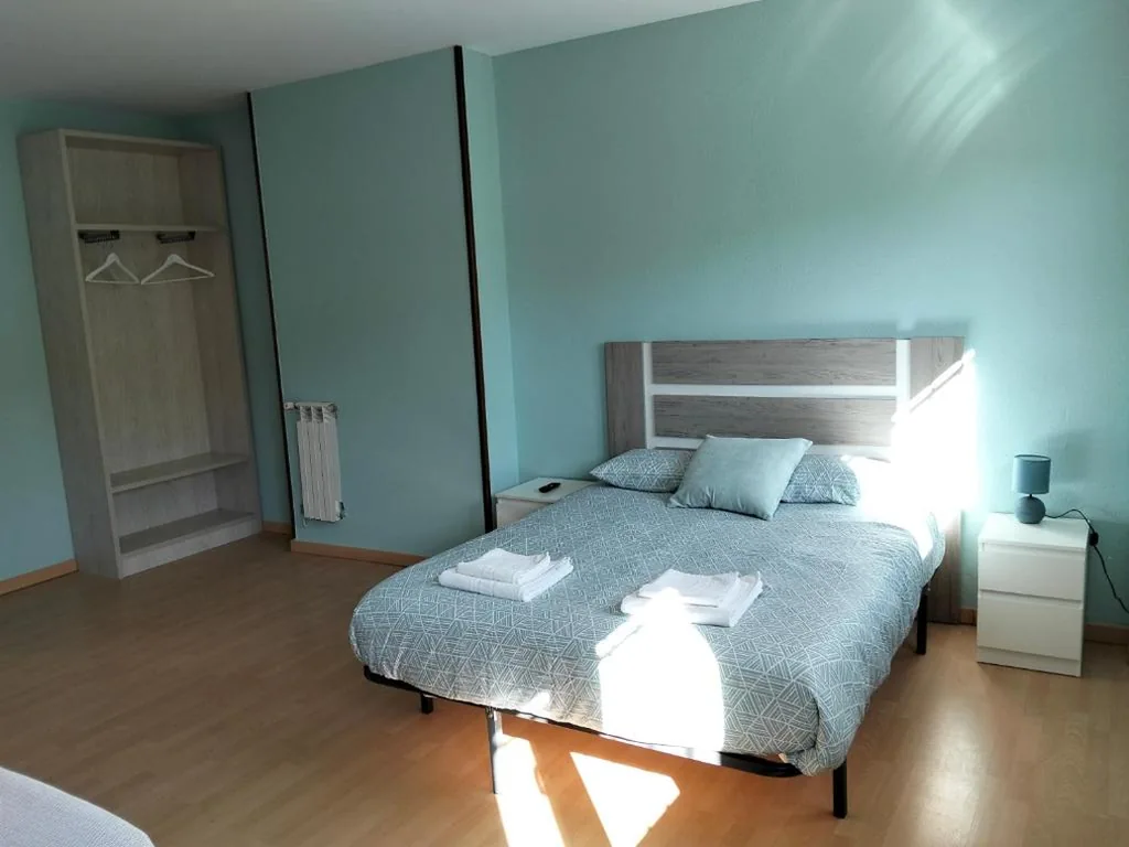 Quarto Triplo com casa de banho privativa — Hostal Camino micológico