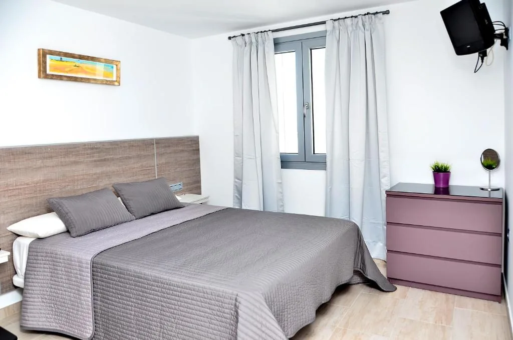 Camera doppia con letto aggiunto — Hostal Campito