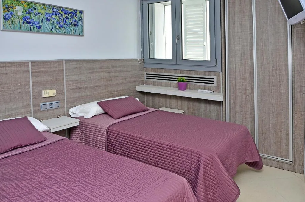 Camera doppia piccola - 1 o 2 letti — Hostal Campito