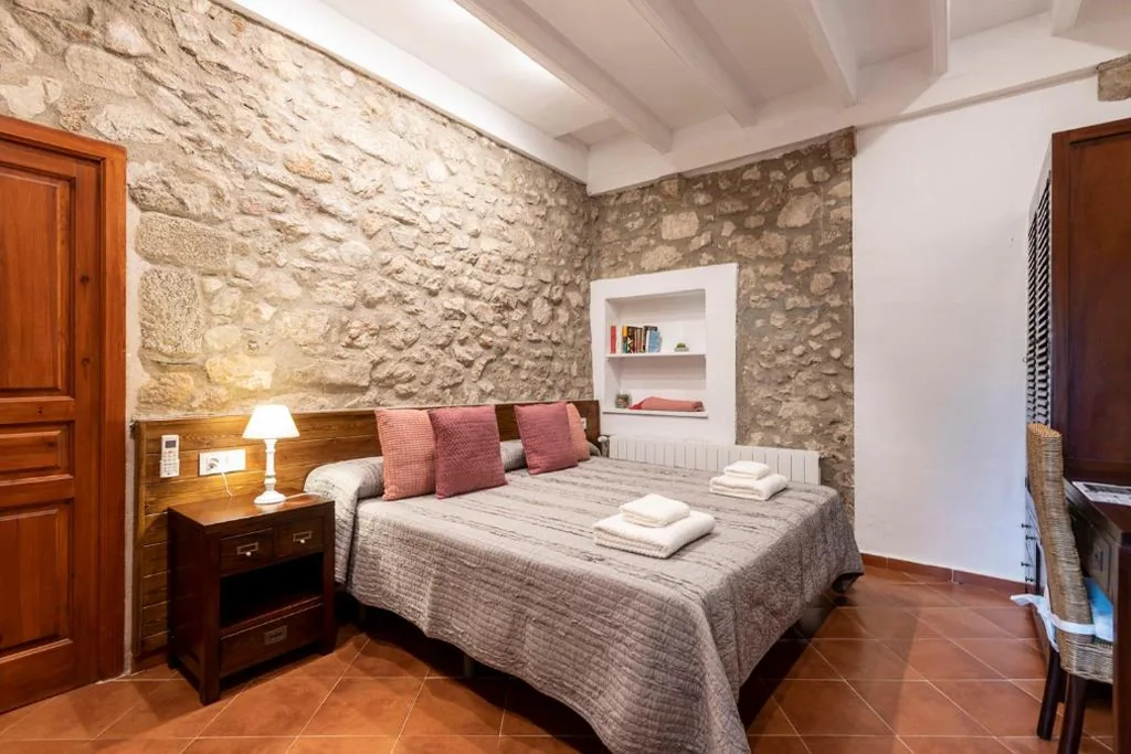 Chambre double avec terrasse - 2 lits — Hostal Can Xicu