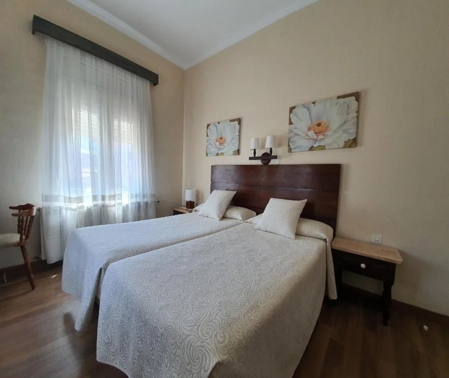 Camera doppia - 1 o 2 letti — Hostal Canigó