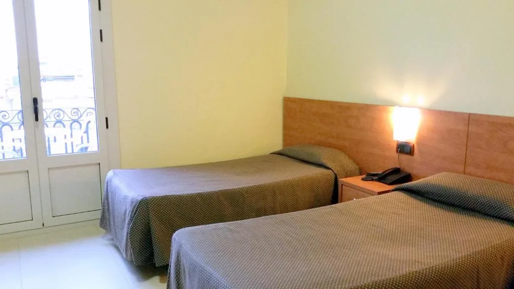 Camera doppia con toilette in comune - 2 letti — Hostal Capitol Ramblas