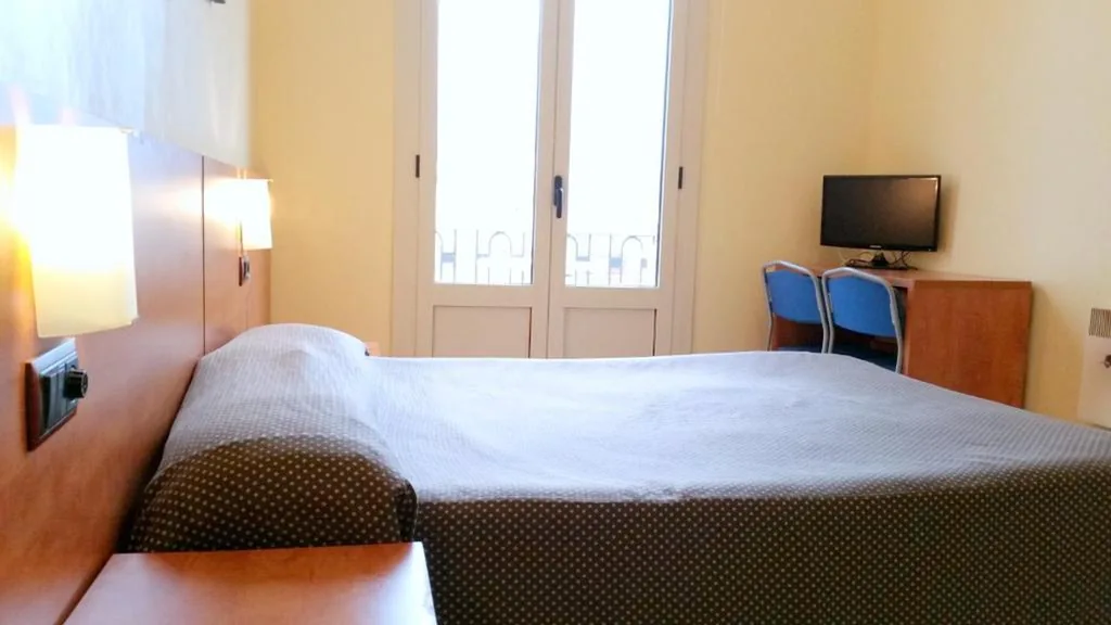 Camera doppia con toilette in comune — Hostal Capitol Ramblas