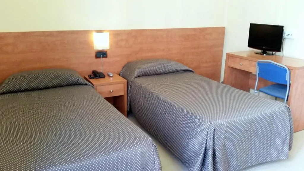 Camera doppia con bagno in comune - 2 letti — Hostal Capitol Ramblas