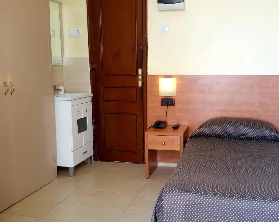 Camera singola con bagno in comune — Hostal Capitol Ramblas