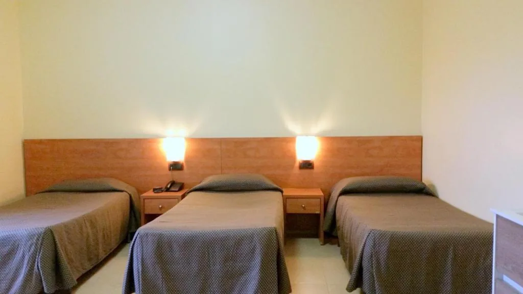 Camera tripla con bagno in comune — Hostal Capitol Ramblas