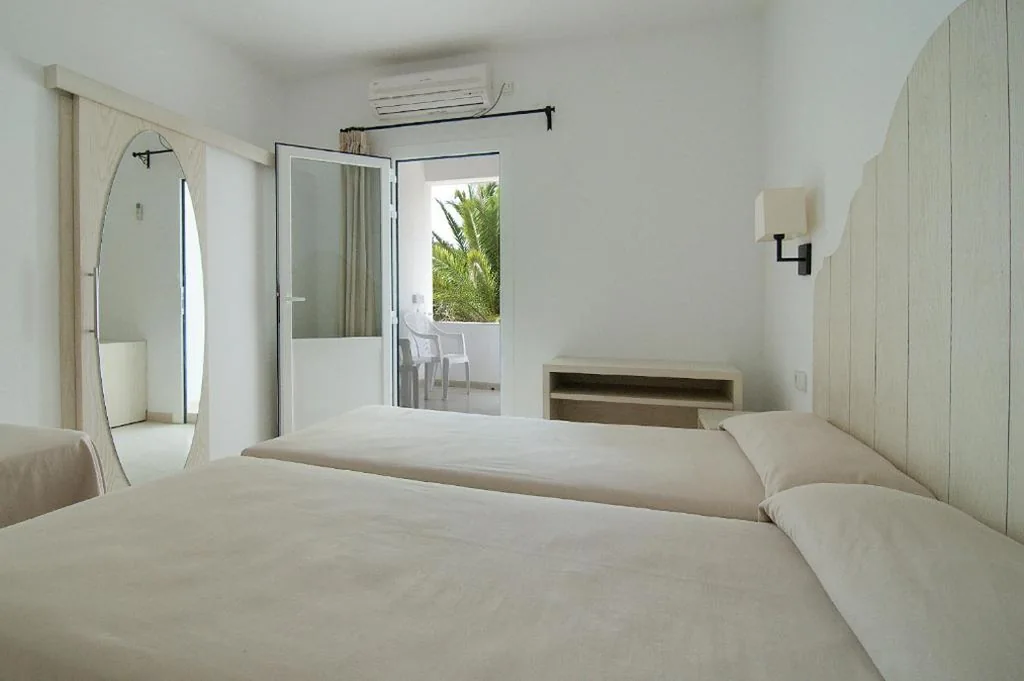 双床双人间（可选加床） — Hostal Capri