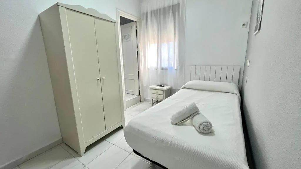 Budget Eenpersoonskamer — Hostal Carlos III