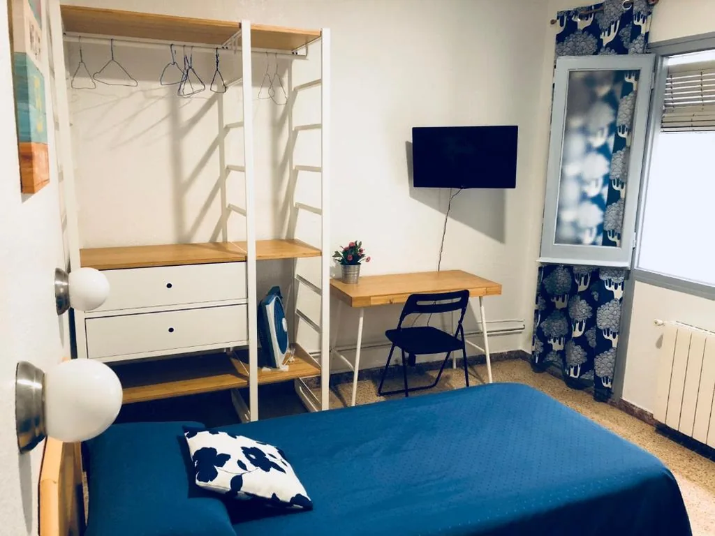 Quarto duplo com casa de banho partilhada - 2 camas — Hostal Carlos III