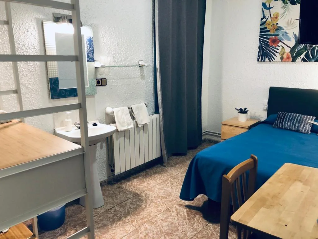 Quarto duplo com casa de banho partilhada — Hostal Carlos III